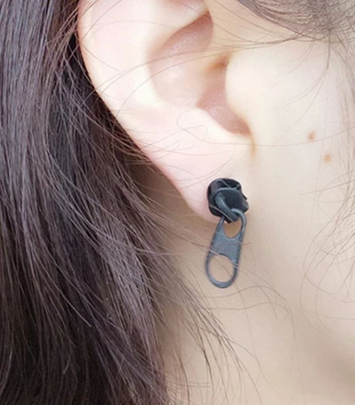 black zip earrings - 0